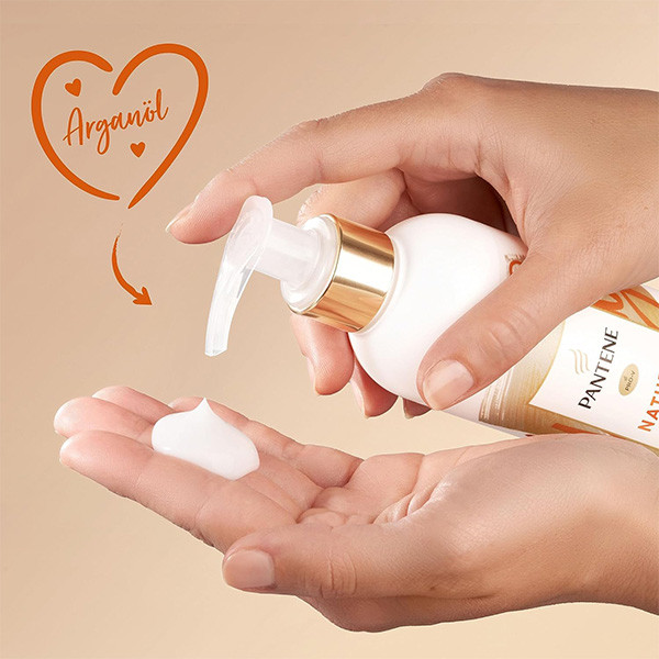 بافت کرم روی دست نشان داده شده است.