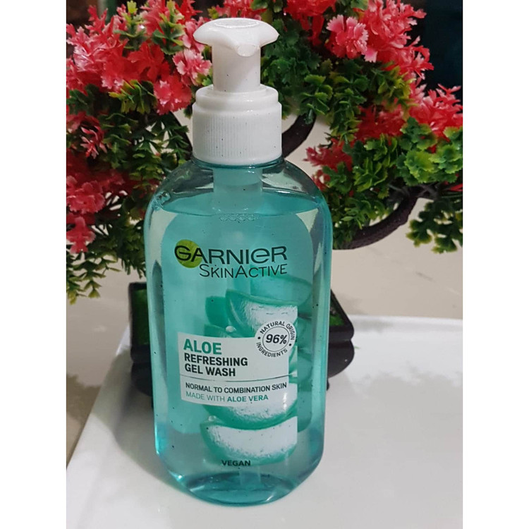 بافت ژل نرم و شفاف روی دست