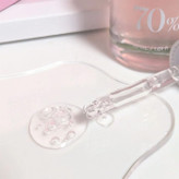 قطره سرم روی پوست – بافت سبک